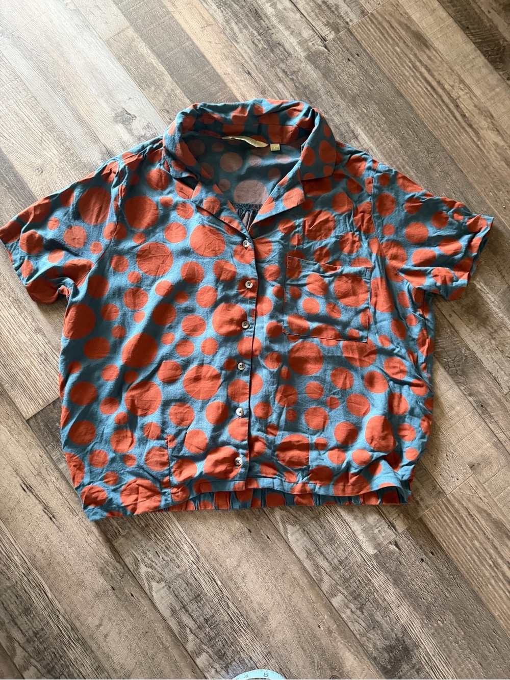 Short-Sleeve Button-Up Shirt in Teal & Orange Polka Dot size xs